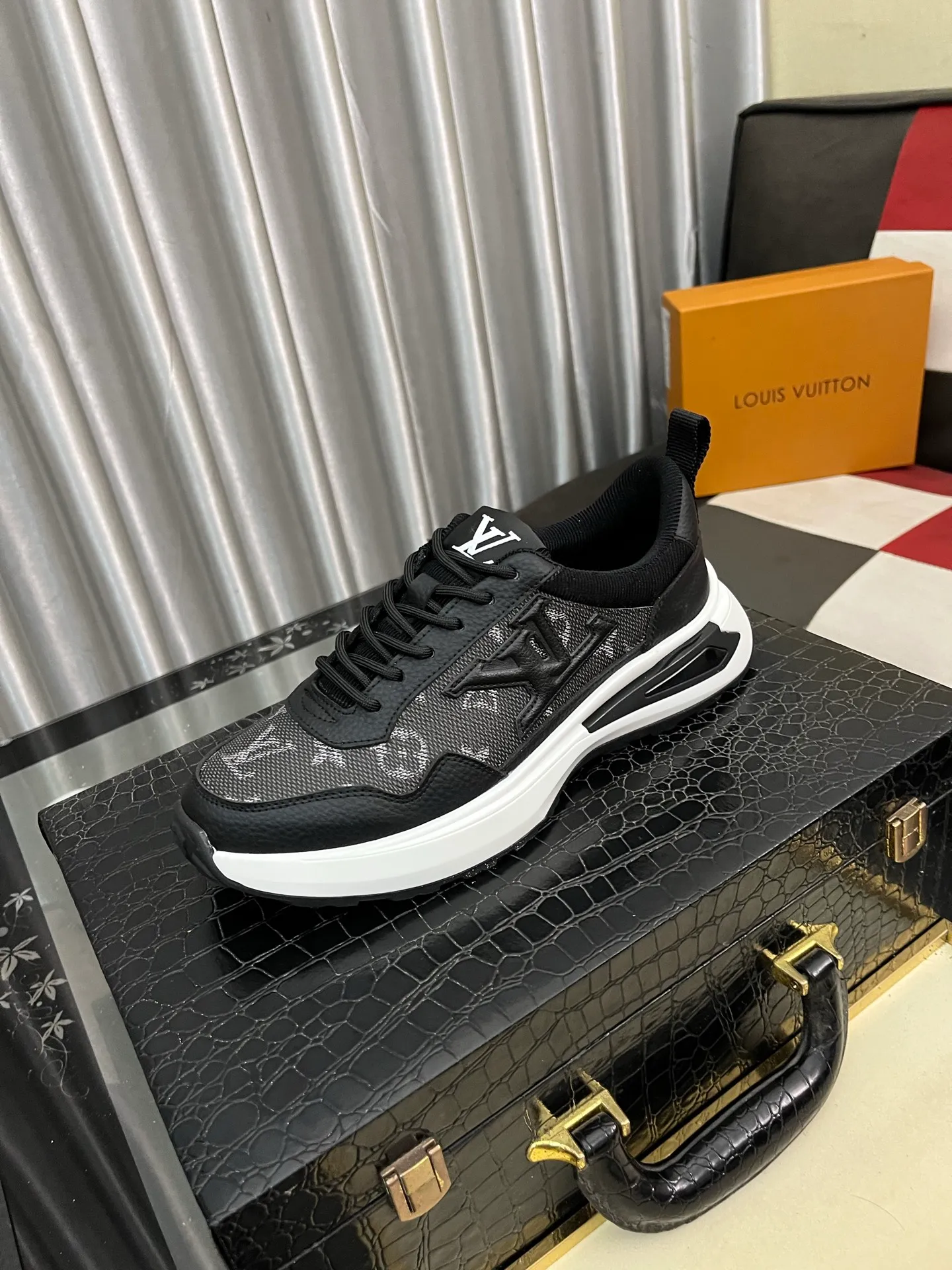 Men's shoes 💰458⌚️⌚️【LOUlS VUlTTON】Louis Vuitton ~ unique and casual style. LV counter purchasing 🏃casual shoes😍😍 Men's 2022 counters are on sale simultaneously, Italian imported brands select first-layer Italian cowhide. 🐑Sheepskin lining (refuses to discolor and rub feet) Sole: Original sole specially provided by the original factory 🎬Better in kind Size number: 38-443️⃣Colors available